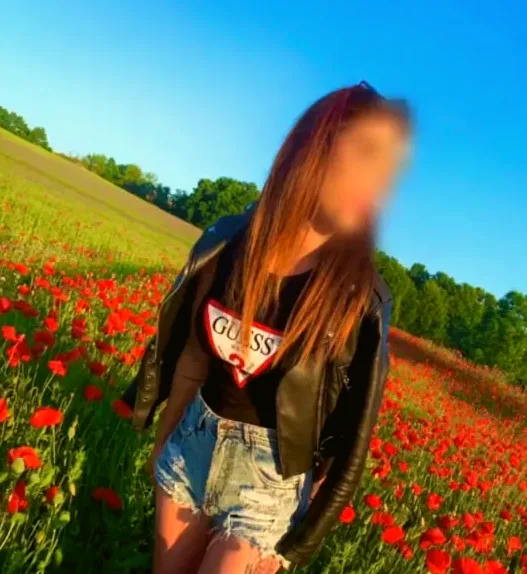 Laura, 27