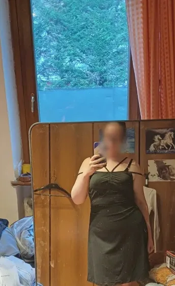 Zeynep, 27